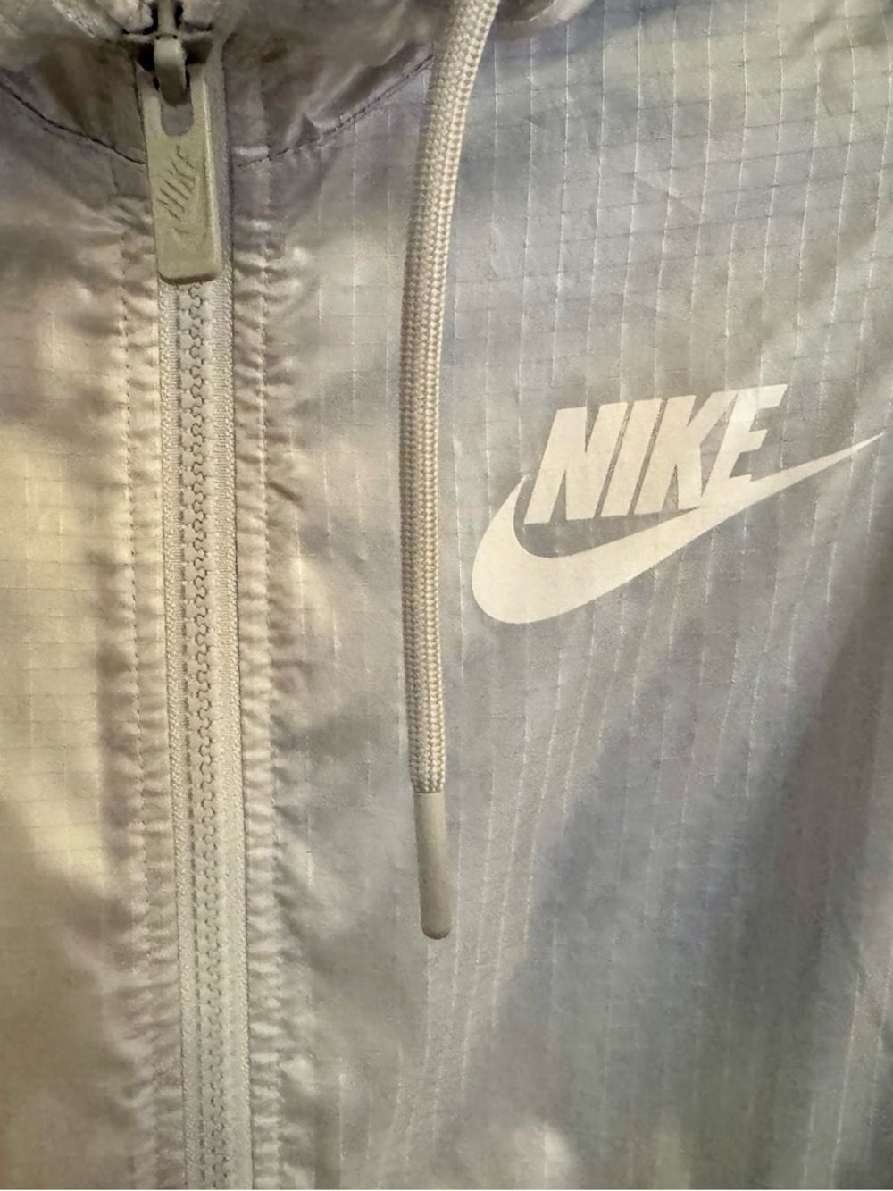 Nike Sportswear Windrunner Woman’s Jacket in White & Silver. Size - Large - Picture 10 of 12